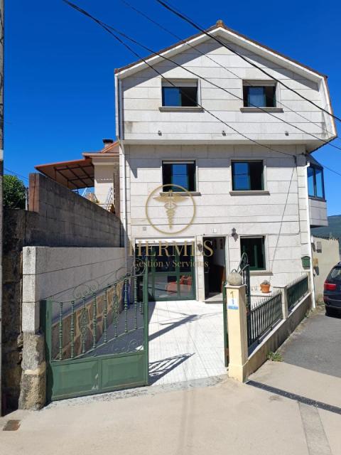 Casa de 174 m<sup style='color: #fff;'>2</sup> con 6 habitaciones y 3 baños en Arcade.